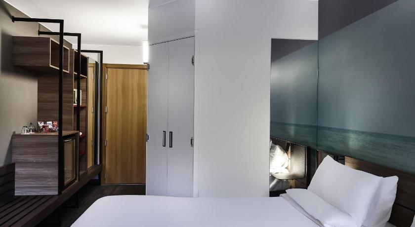 Image of Executive Queen Bed 8