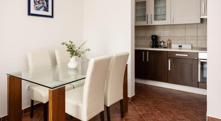 Apartman - a medencére nyíló kilátással (Apartment with Pool View) fotója 7