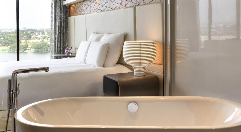 Image of Premium Junior King Suite with Lagoon View 4