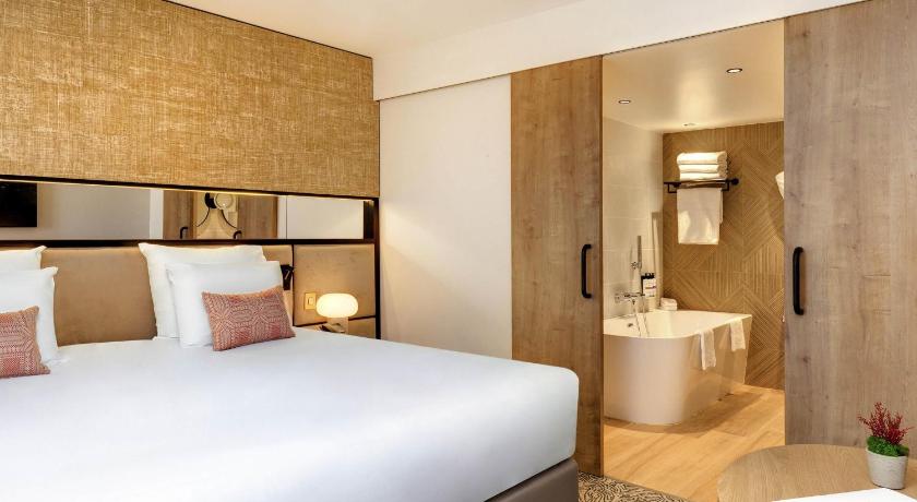 Image of Deluxe Room with King Size Bed 12