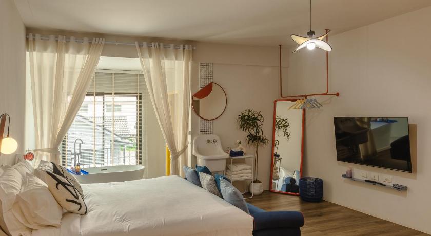 Image of Deluxe King Suite 12