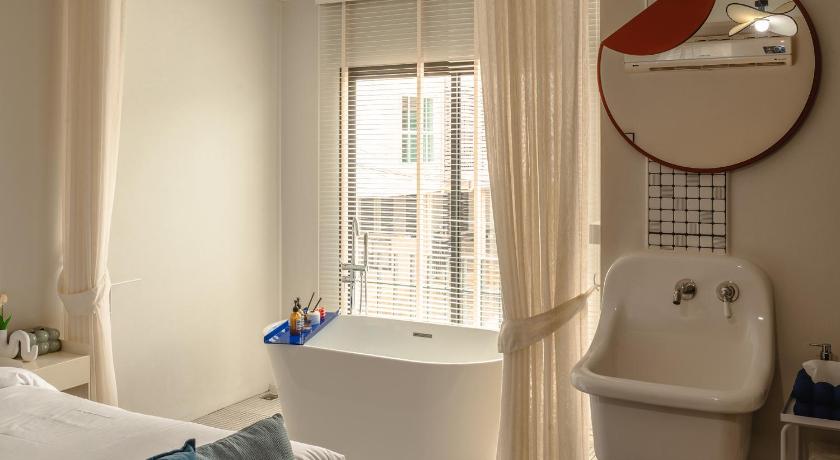 Image of Deluxe King Suite 4