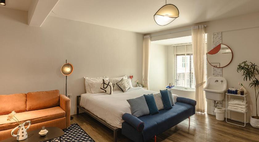 Image of Deluxe King Suite 3