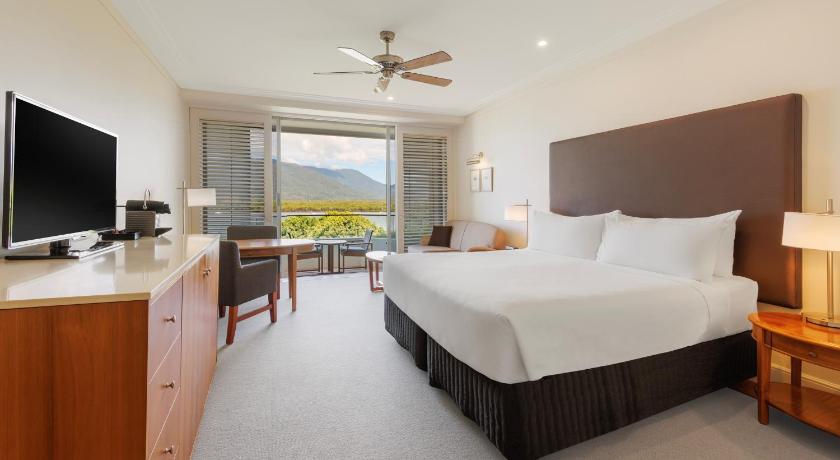 รูปของPremium Deluxe King Room Water Views 1 King Bed With Single Spa 3