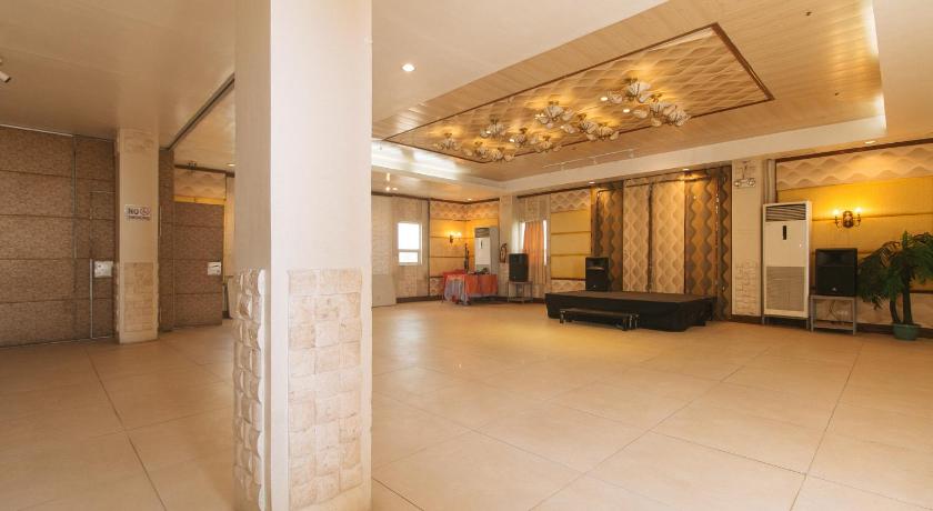 宿务 RedDoorz Plus New Era Budget Hotel Mandaue former RedDoorz Plus near UV Mandaue Cebu 2星级 酒店 泳池