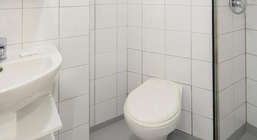 Image of Three-Bedroom Apartment with Three Queen Beds 10