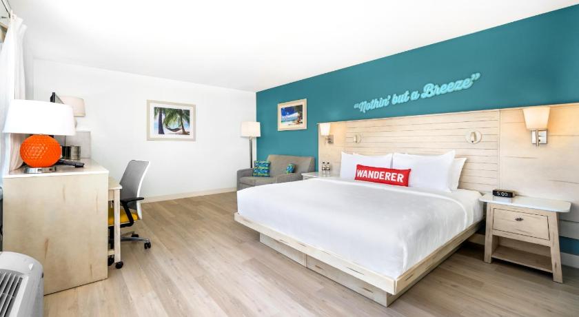 Image of Island King Deluxe Room - No Balcony 1