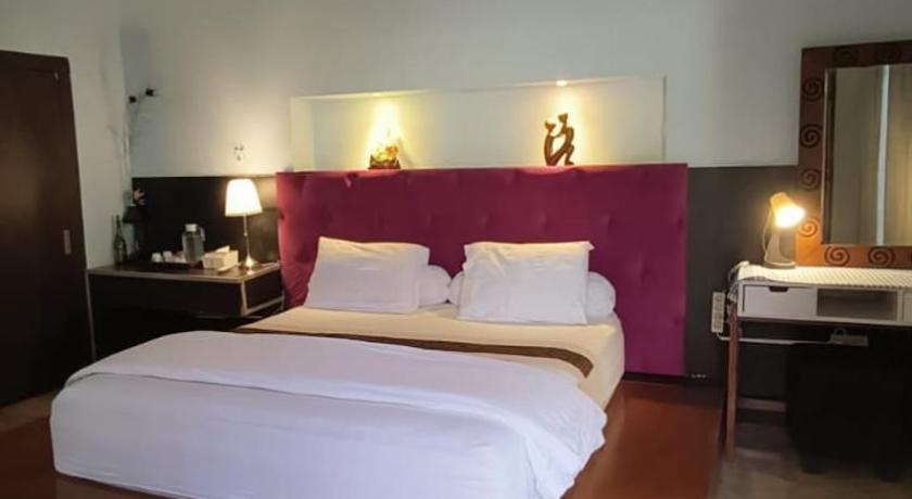 Image of Deluxe King Room 3