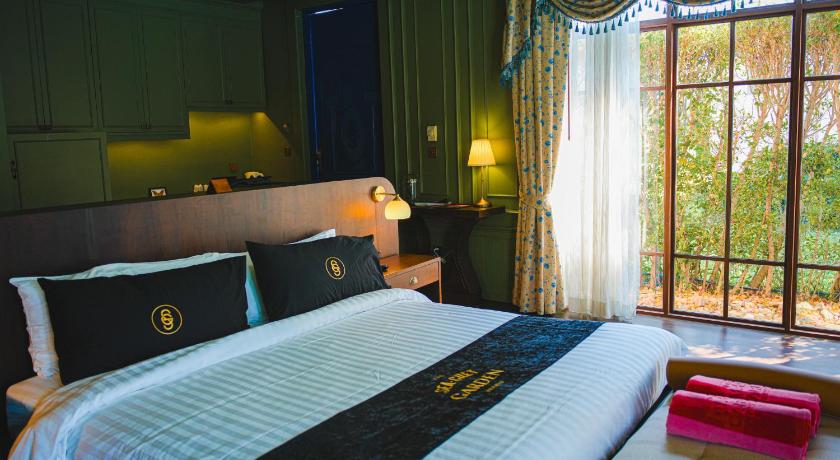 Image of Deluxe Pool Access Room 17