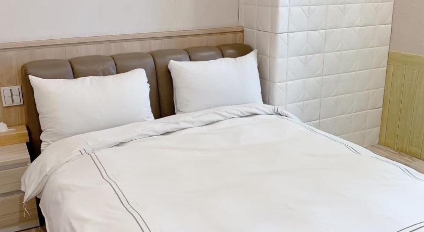 Image of Deluxe Double Room with Bath 5