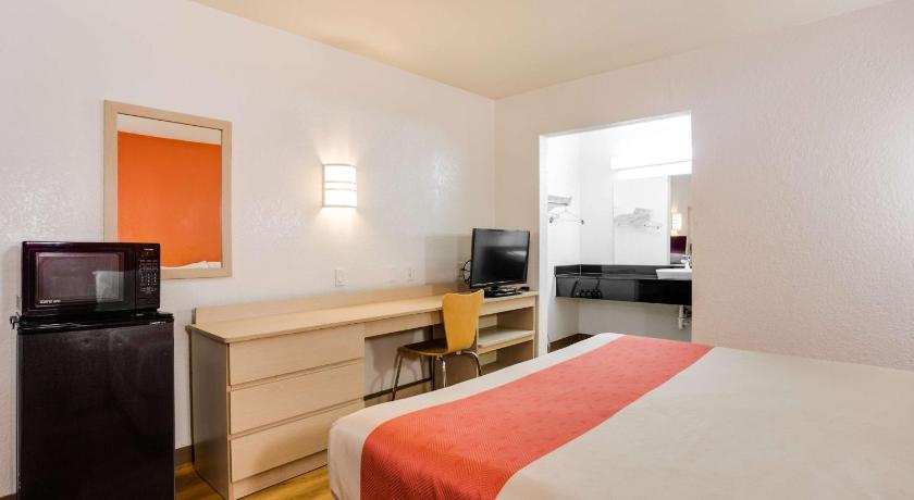 Motel 6-Fayetteville, AR photo