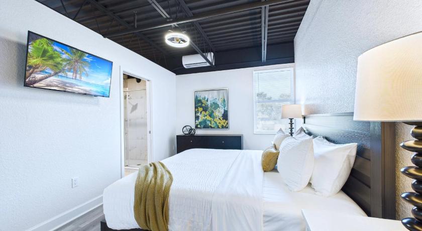 Modern Loft w Launch Views Near Beach -Unit 208