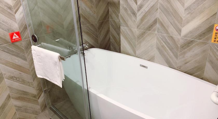 Image of Deluxe Double Room with Bath 8