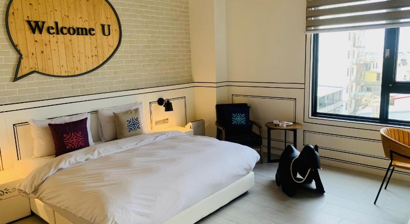 Image of Deluxe Double Room with Bath 6