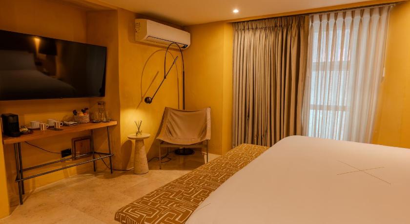 Image of Standard King Room 9