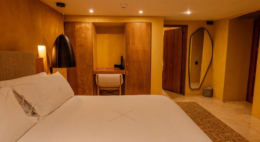 Image of Standard King Room 6