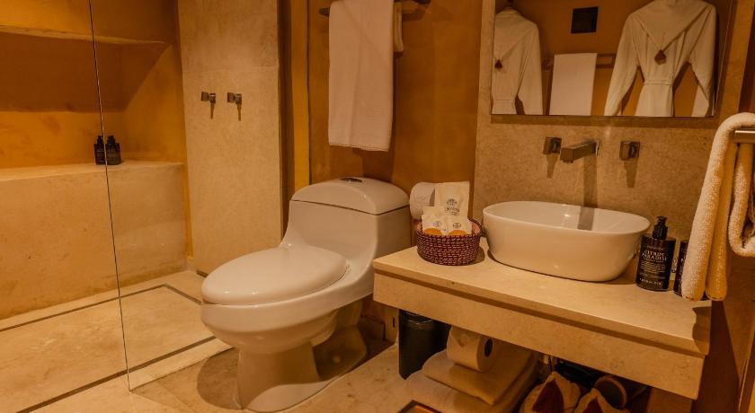 Image of Standard King Room 11