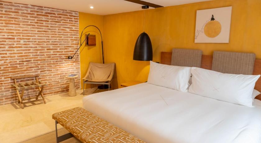 Image of Deluxe King Room 7