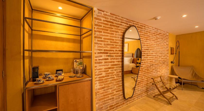 Image of Deluxe King Room 16