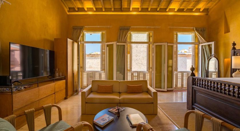 Image of Suite with City View 4