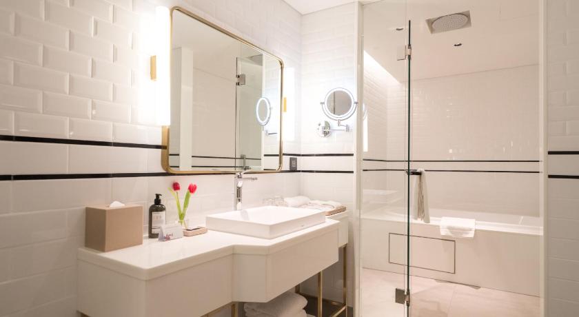 Image of Deluxe King Room 2