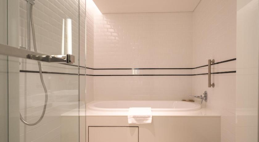 Image of Deluxe King Room 12