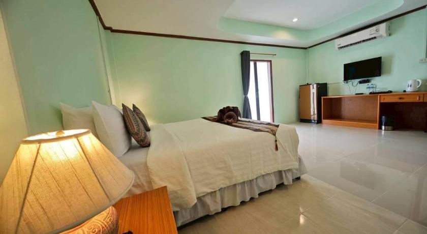 Image of Deluxe Beachfront Bungalow 6