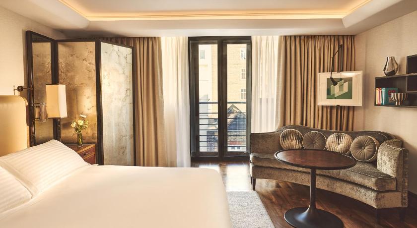 Image of Contemporary Deluxe Room 1