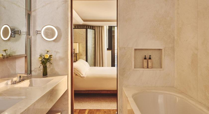 Image of Contemporary Deluxe Room 2