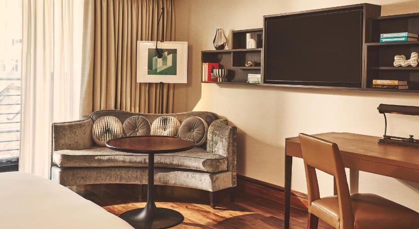 Image of Contemporary Deluxe Room 6