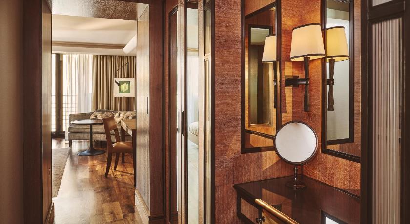 Image of Contemporary Deluxe Room 5