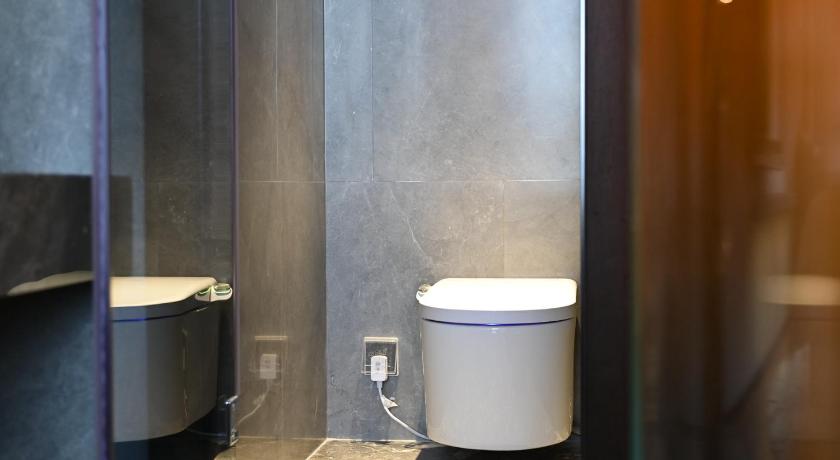 Imagen de 1 Super Bed and 1 Single Bed,Premier Room 7