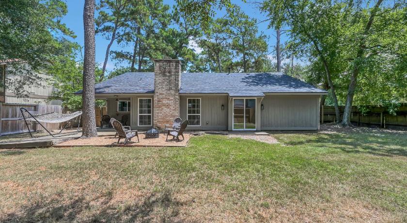 더 우드랜즈 (TX) Fire Pit Grill Hammock King Bed 4성급 숙소 외관