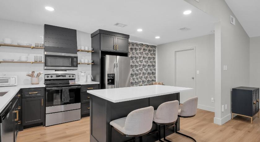 더 우드랜즈 (TX) Fire Pit Grill Hammock King Bed 4성급 숙소 레스토랑