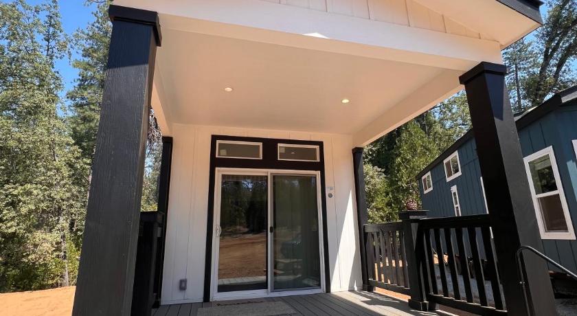 Groveland Tiny Blanca at Yosemite Gateway 4-Star Accommodation lobby