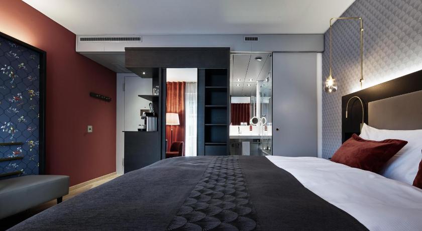 Image of Standard King Room Street Side 3