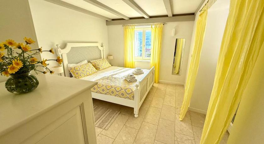 JASMINE DELUXE APARTMENT with super-king bed, large sun terrace and spectacular views