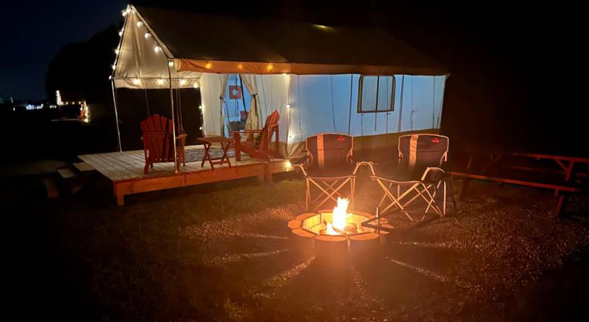 카스빌 (MO) Peaceful Glamping Retreat at Roaring River 3성급 숙소 레스토랑