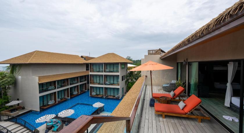 Image of Family Jacuzzi Suite Pool View 1