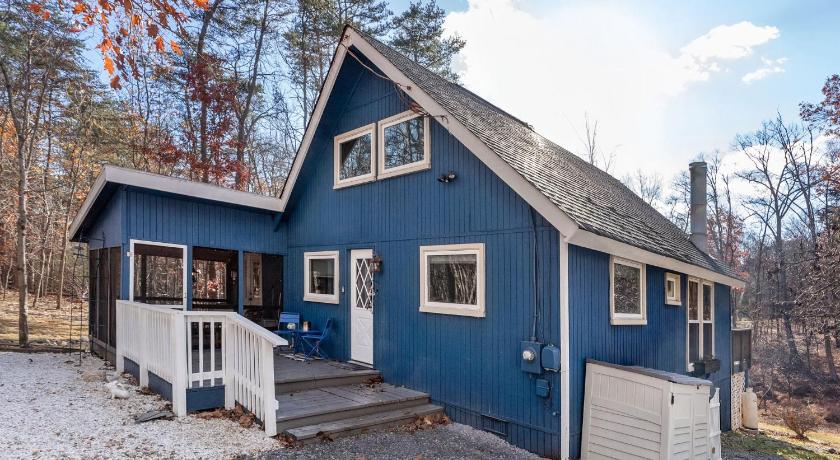 헤지스빌 Dog-Friendly Chalet in The Woods Resort w Fire Pit 4성급 숙소 객실