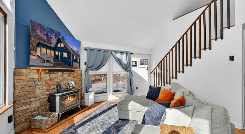 헤지스빌 Dog-Friendly Chalet in The Woods Resort w Fire Pit 4성급 숙소 스위트룸