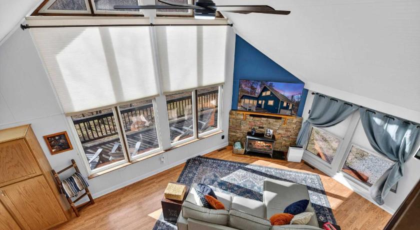 헤지스빌 Dog-Friendly Chalet in The Woods Resort w Fire Pit 4성급 숙소 로비