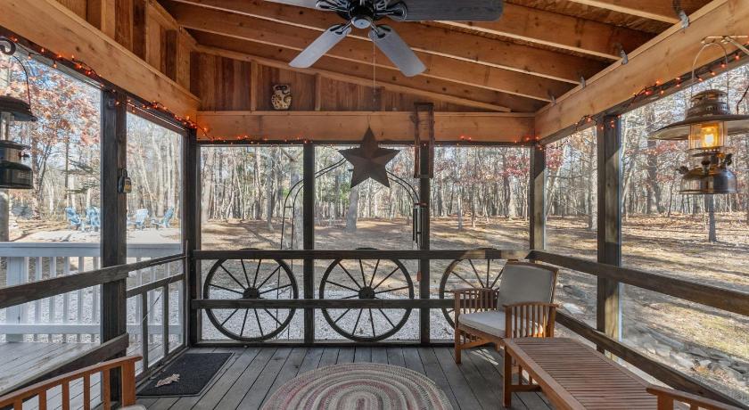 헤지스빌 Dog-Friendly Chalet in The Woods Resort w Fire Pit 4성급 숙소 수영장