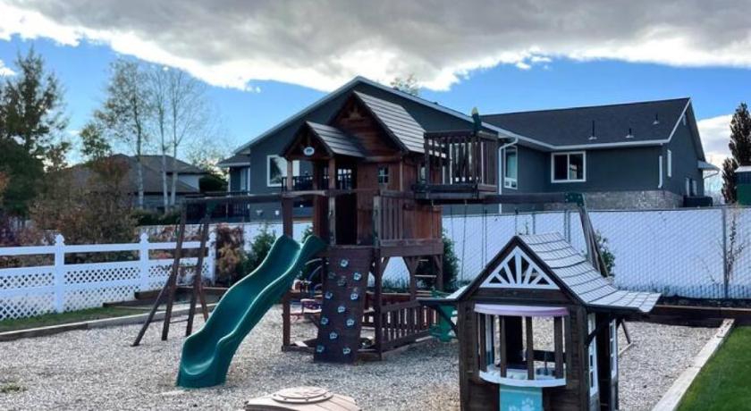 南乔丹 (UT) 2 whole houses, Fire pit, Game room, feel at home. 3星级 住宿 泳池