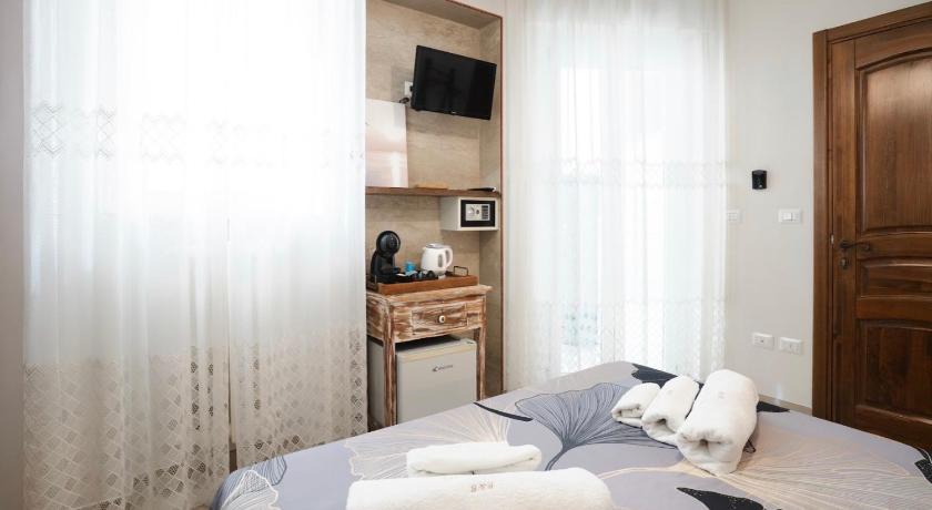 Image of Deluxe King Room 5