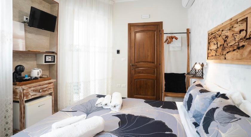 Image of Deluxe King Room 3