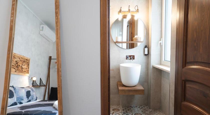 Image of Deluxe King Room 9