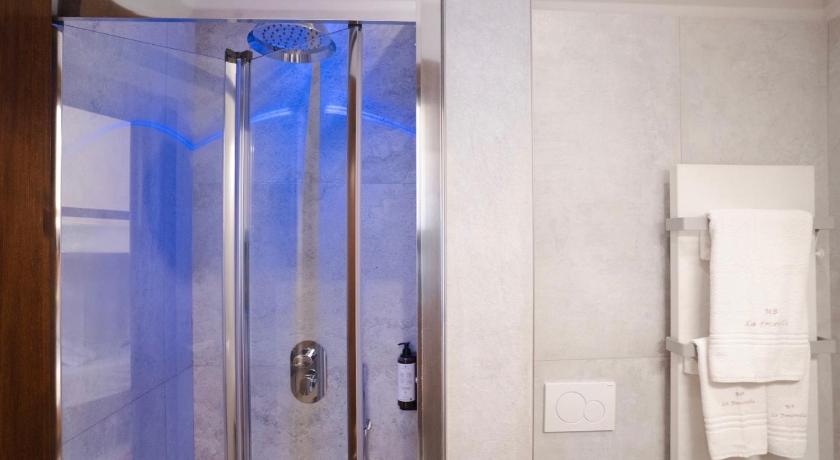 Image of Quadruple Room with Private Bathroom 6