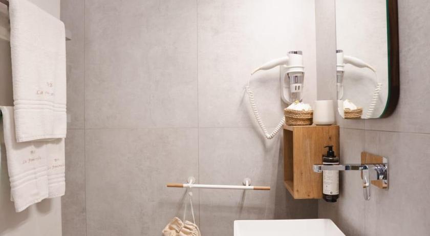 Image of Quadruple Room with Private Bathroom 4