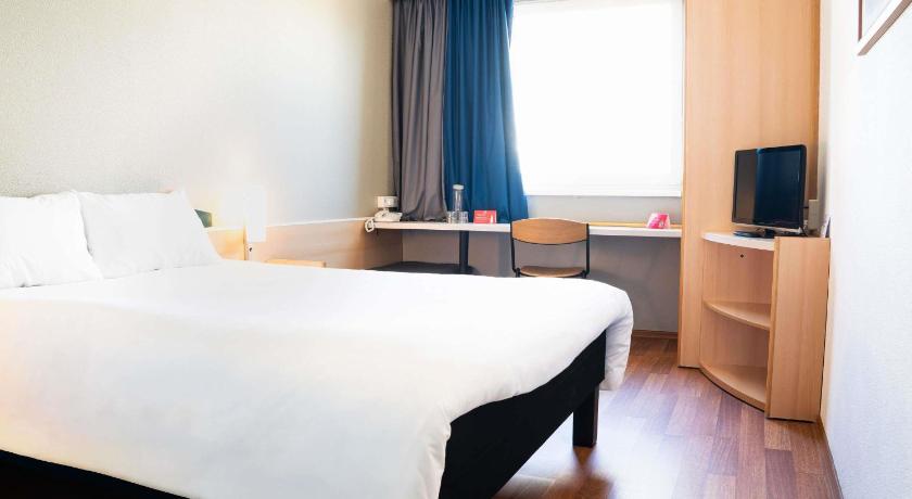 Imagem de Quarto para 1 ou 2 pessoas equipado com roupas de cama novas (Room for one or two persons equipped with the n ew bedding) 1
